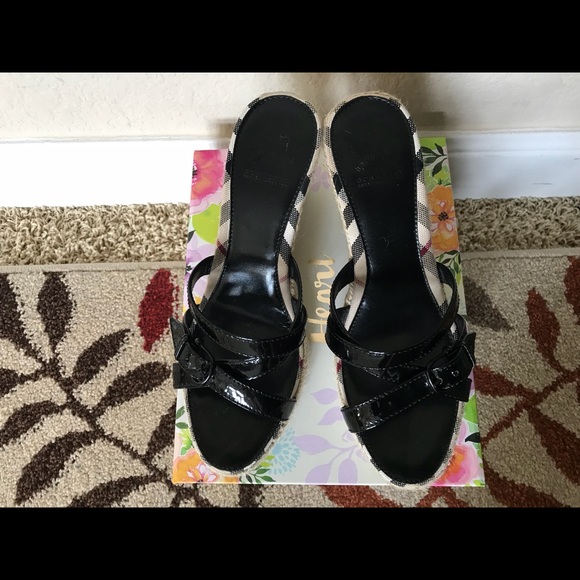 Lovely Burberry Patent leather Check Wedge Sandals - Picture 3 of 12